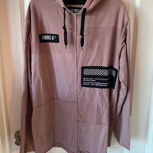 πMedium. Fit likes a large top. Famous AF *